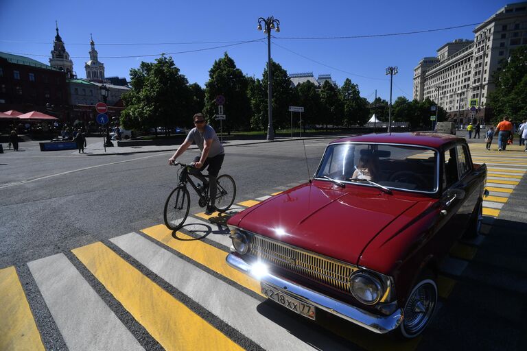 Автомобиль Москвич-412 (1967 по 1977 гг. выпуска), который принимает участие в ралли классических ретро-автомобилей в Москве