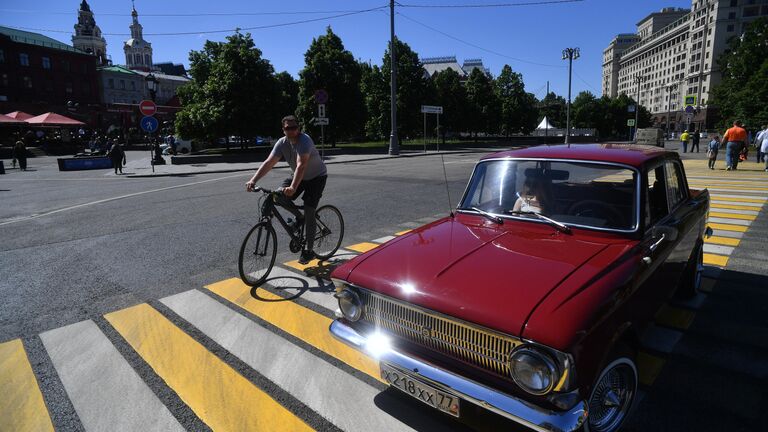 Автомобиль Москвич-412 (1967 по 1977 гг. выпуска), который принимает участие в ралли классических ретро-автомобилей в Москве