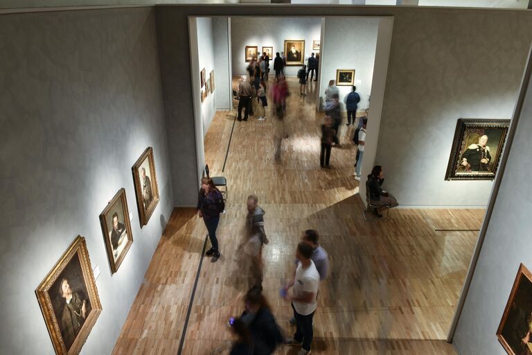 Посетители на выставке Ильи Репина в Третьяковской галерее на Крымском Валу во время акции Ночь музеев в Москве