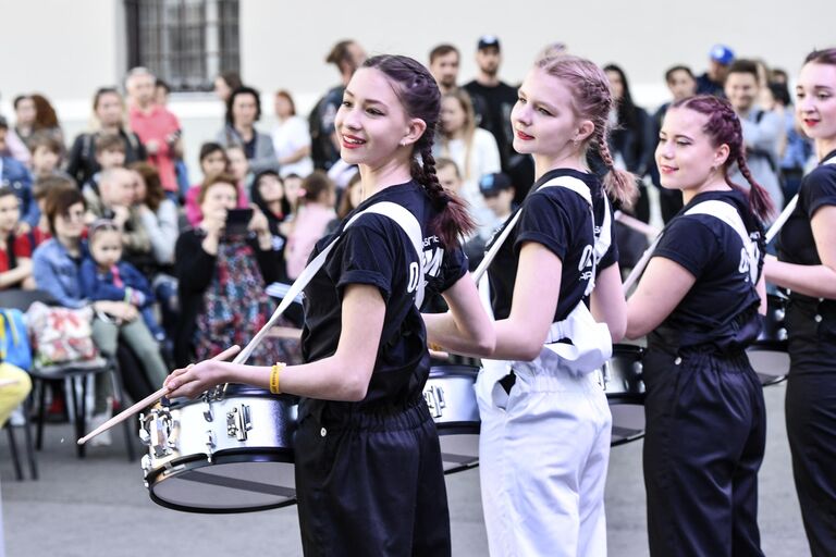 Участники барабанного шоу на фестивале Drumsfest Russia (Парад ударных инструментов) в рамках акции Ночь музеев во дворе Музея Москвы на Зубовском бульваре
