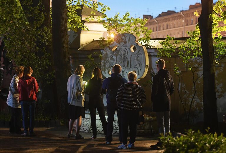 Посетители в музее-некрополе Литераторские мостки на Волковском кладбище во время акции Ночь музеев в Санкт-Петербурге