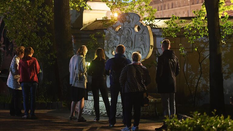 Посетители в музее-некрополе Литераторские мостки на Волковском кладбище во время акции Ночь музеев в Санкт-Петербурге