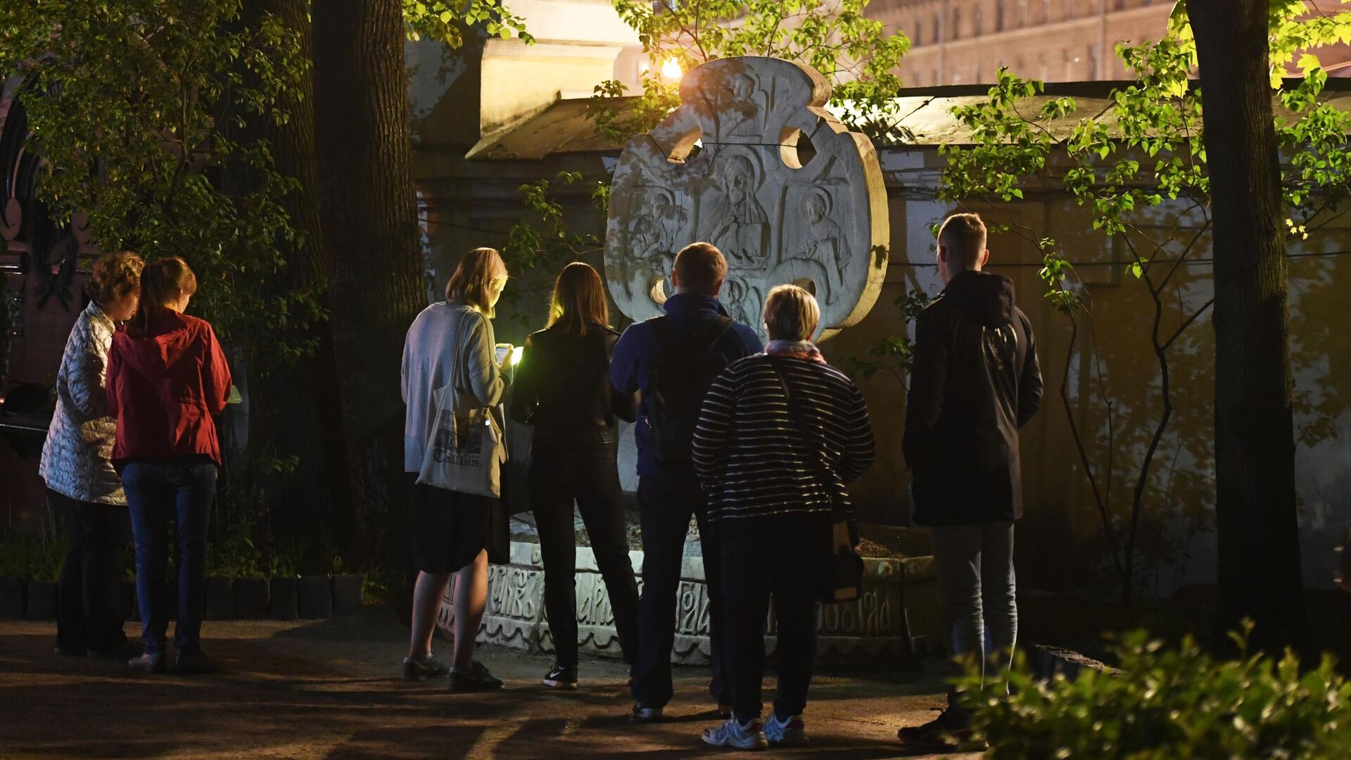 Посетители в музее-некрополе Литераторские мостки на Волковском кладбище во время акции Ночь музеев в Санкт-Петербурге Посетители в музее-некрополе Литераторские мостки на Волковском кладбище во время акции Ночь музеев в Санкт-Петербурге - РИА Новости, 1920, 15.05.2021