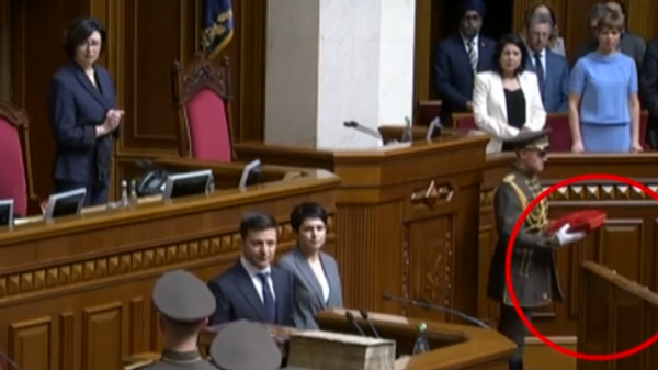Удостоверение президента Украины упало на пол после вручения его Зеленскому