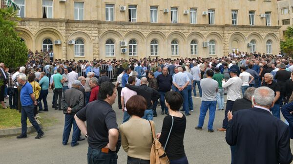 Митинг в поддержку переноса выборов президента Абхазии в Сухуме у здания парламента. 20 мая 2019