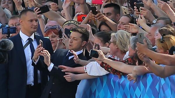 Избранный президент Украины Владимир Зеленский фотографируется перед началом церемонии инаугурации в Киеве