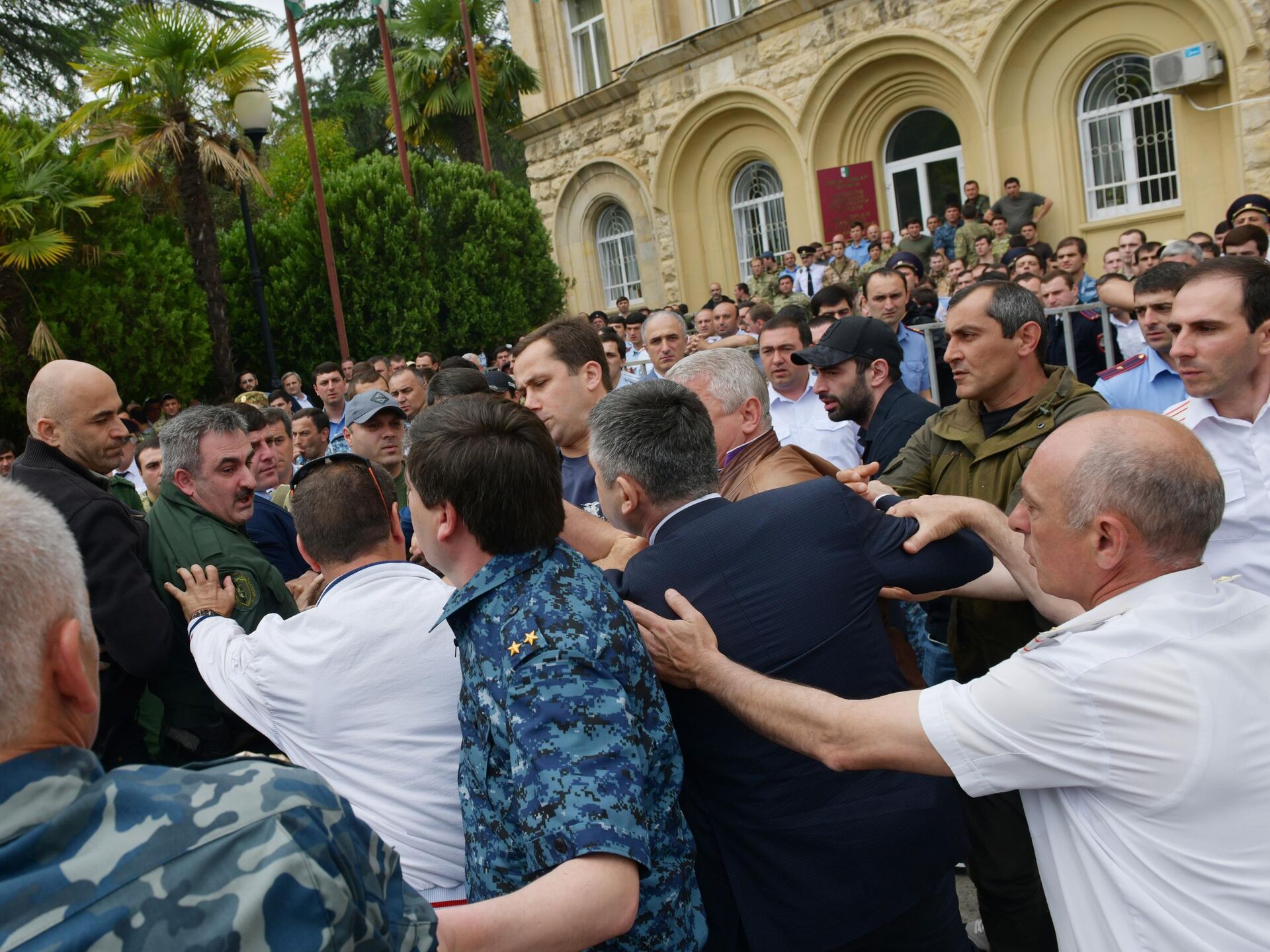 Новости абхазии сегодня 2024. Митинг в Абхазии. Митинг в Сухуми. Оппозиция в Абхазии. Охрана президента Абхазии.
