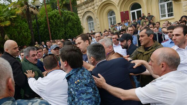 Митинг в Сухуме с требованием переноса даты президентских выборов