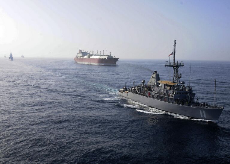 Флот ВМС США сопровождает танкер для перевозки СПГ