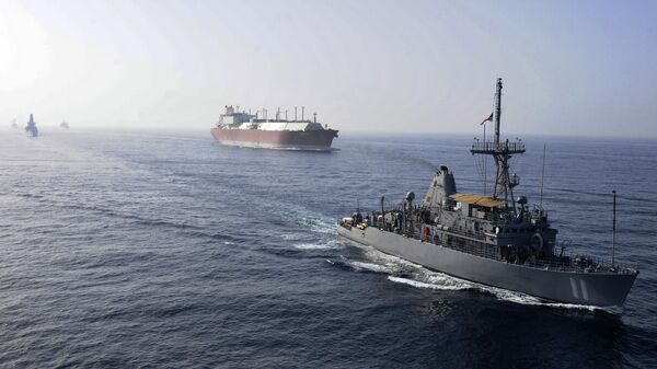 Флот ВМС США сопровождает танкер для перевозки СПГ. Архивное фото