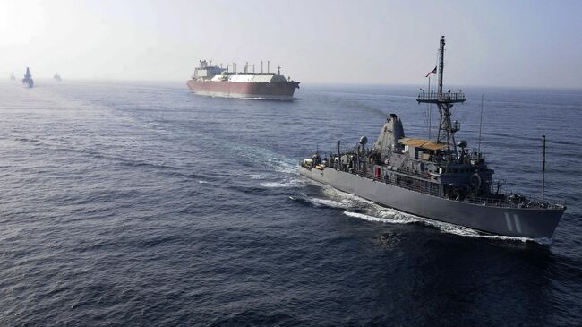 Флот ВМС США сопровождает танкер
