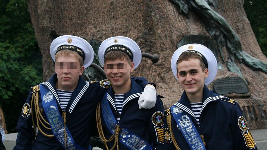 Иван Мишуков (справа) с друзьями из Кронштадтского морского кадетского корпуса