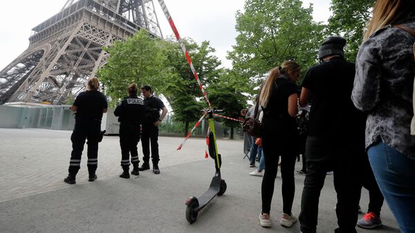 Полицейские у Эйфелевой башни в Париже. 20 мая 2019
