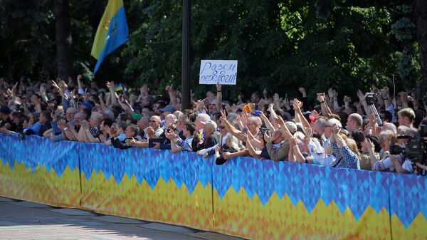 Зрители трансляции церемонии инаугурации избранного президента Украины Владимира Зеленского в Киеве