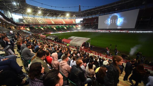Зрители на трибунах перед показом заключительной серии сериала Игра престолов на стадионе РДЖ Арена в Москве