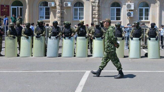 Полиция у здания парламента Абхазии