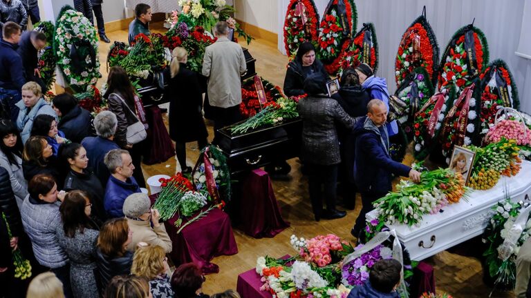 Церемония прощания с жителями Мурманской области, погибшими в катастрофе самолета компании Аэрофлот Sukhoi Superjet-100 в аэропорту Шереметьево