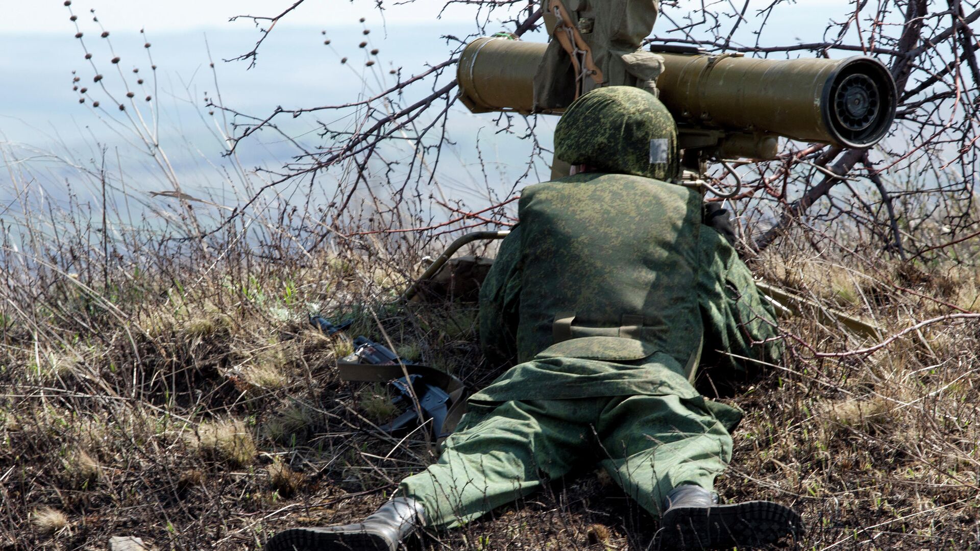 Боец стреляет из переносного противотанкового ракетного комплекса Фагот - РИА Новости, 1920, 05.11.2022