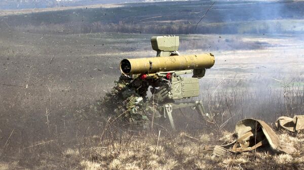 Боец стреляет из переносного противотанкового ракетного комплекса Фагот во время тактических учений 