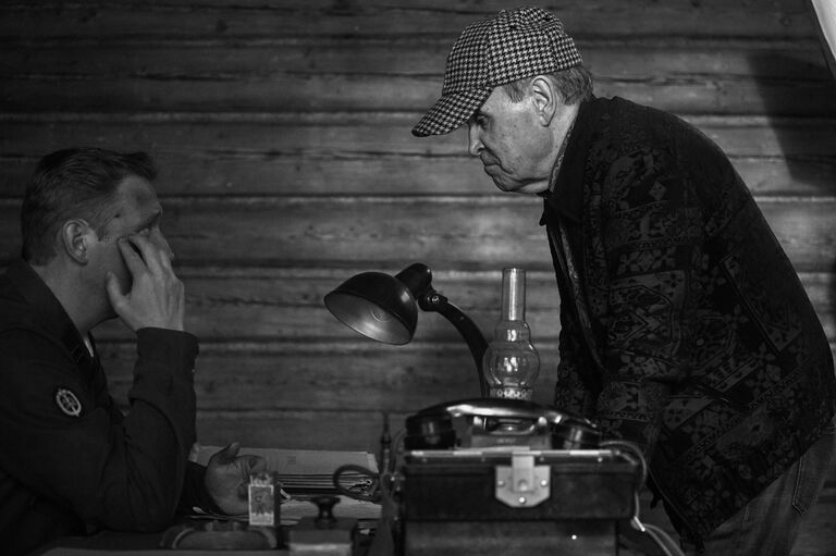 Глеб Панфилов работает с актером на съемках фильма Один день Ивана Денисовича Глеб Панфилов работает с актером на съемках фильма Один день Ивана Денисовича