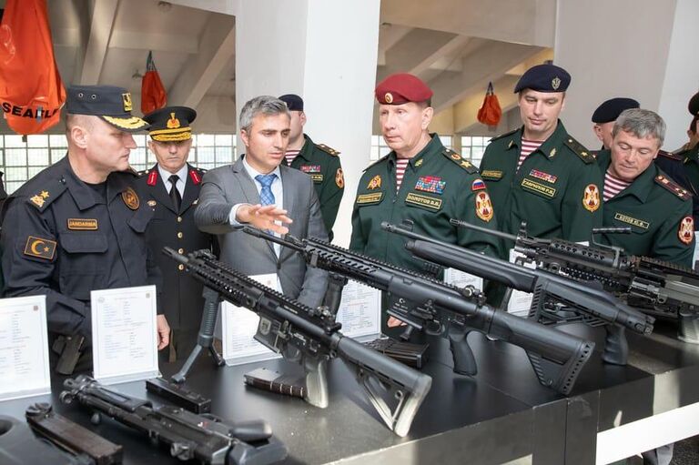 Глава Росгвардии Виктор Золотов во время визита в Турцию. Осмотр вооружения
