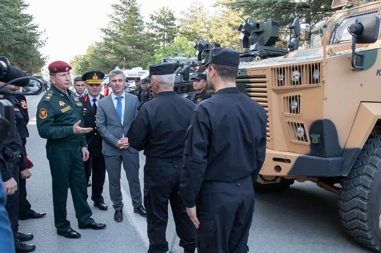 Глава Росгвардии Виктор Золотов во время визита в Турцию. Осмотр бронетехники МВД и жандармерии