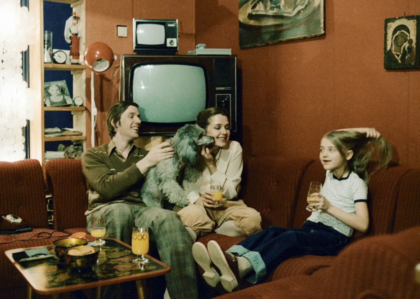 Александр Абдулов, Ирина Алферова и их дочь Ксения у себя дома