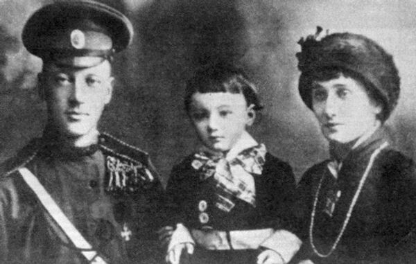 Гумилев и Ахматова с сыном