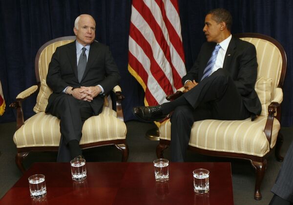 Избранный президент США Барак Обама во время встречи со своим соперником на выборах Джоном Маккейном