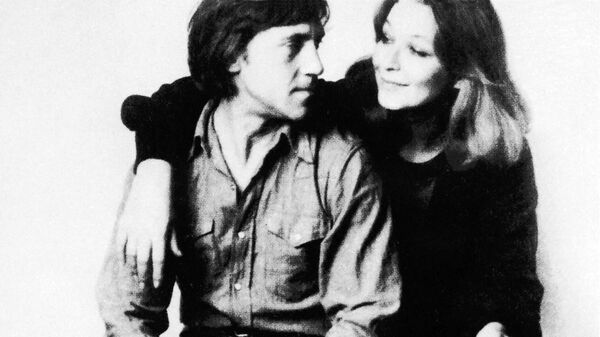 Владимир Высоцкий с женой Мариной Влади во время съемки в фотостудии Валерия Плотнкова в Москве. 14 ноября 1975