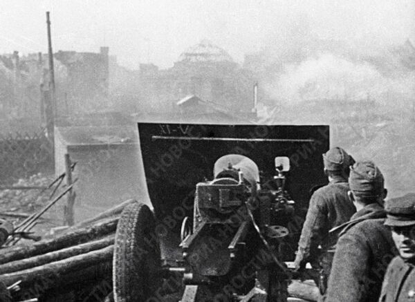 Советская артиллерия ведет бой на улице Берлина
