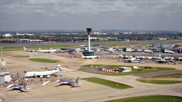 В британском аэропорту Хитроу столкнулись два самолета, сообщили СМИ