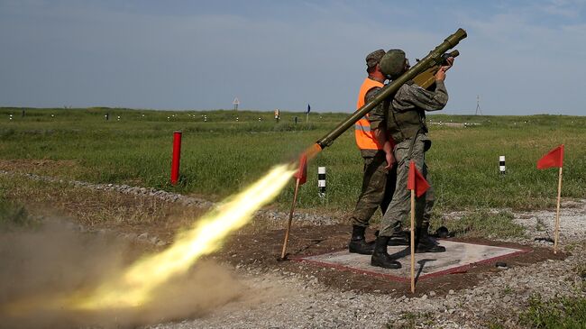 Военнослужащие во время стрельб из переносного зенитного ракетного комплекса Игла