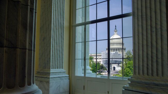 Вид на Капитолий в Вашингтоне из окна здания Кэннон-Хаус