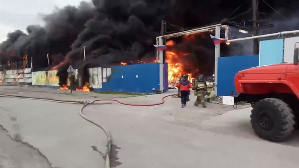 Пожар в здании цеха по изготовлению пластиковых панелей ЗАО Урал-Пласт в Магнитогорске