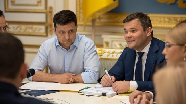 Президент Украины Владимир Зеленский на встрече с руководством Верховной рады и лидерами парламентских фракций и групп. 21 мая 2019