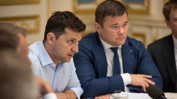 Президент Украины Владимир Зеленский и его советник Андрей Богдан во время встречи с руководством Верховной рады. 21 мая 2019