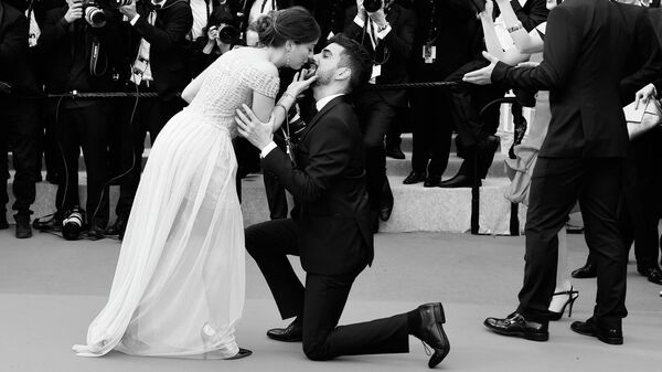 Мужчина делает предложение девушке на красной дорожке премьеры фильма Тайная жизнь в рамках 72-го Каннского международного кинофестиваля