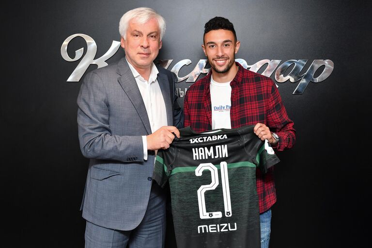 Юнес Намли (справа)