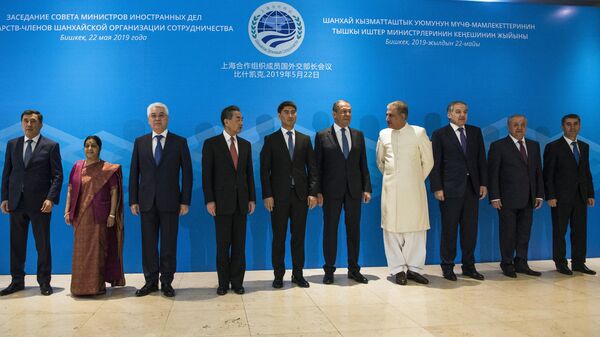 Общее фото министров иностранных дел ШОС в Бишкеке перед началом заседания. 22 мая 2019