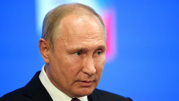 Президент РФ Владимир Путин выступает на съезде Федерации независимых профсоюзов России