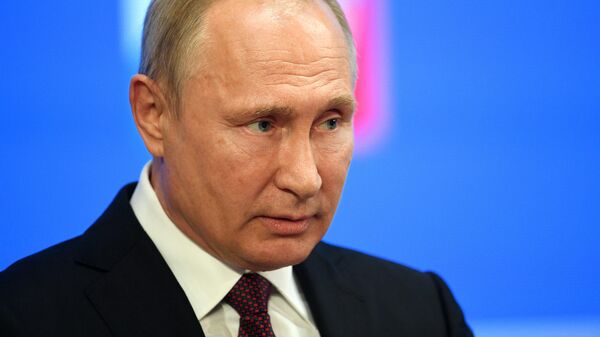 Президент РФ Владимир Путин выступает на съезде Федерации независимых профсоюзов России