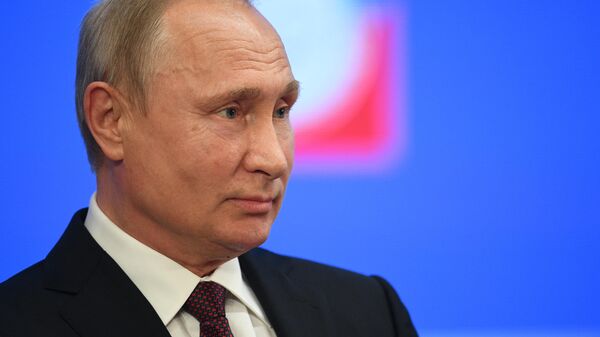 Президент РФ Владимир Путин выступает на съезде Федерации независимых профсоюзов России 