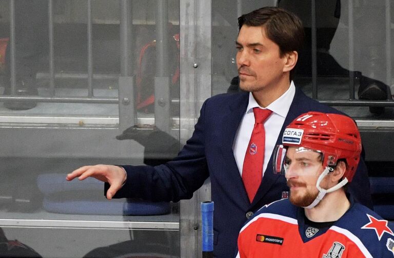 Главный тренер ЦСКА Игорь Никитин (на дальнем плане) Главный тренер ЦСКА Игорь Никитин (на дальнем плане)