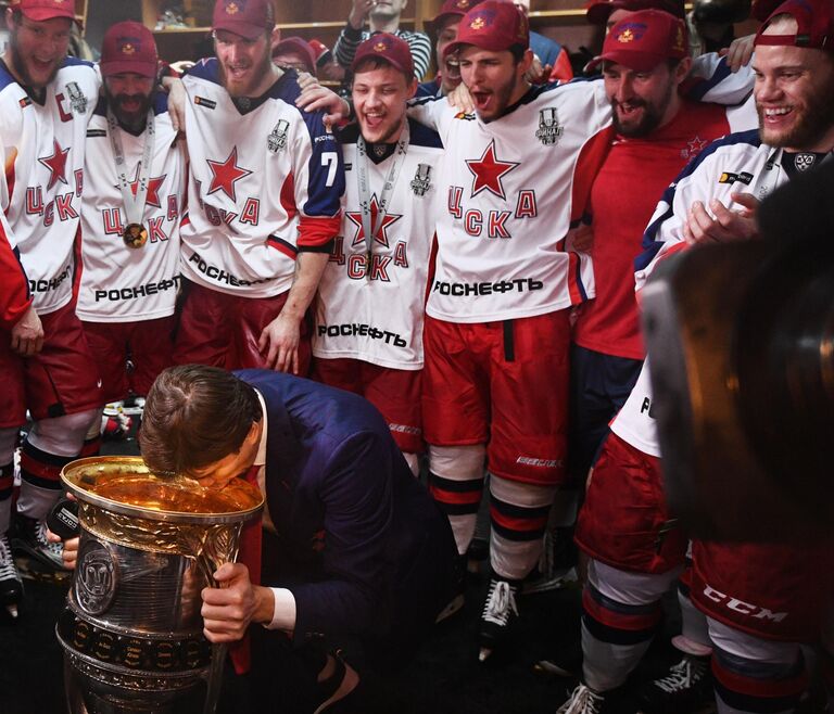 Главный тренер ЦСКА Игорь Никитин пьет шампанское из Кубка Гагарина Главный тренер ЦСКА Игорь Никитин пьет шампанское из Кубка Гагарина