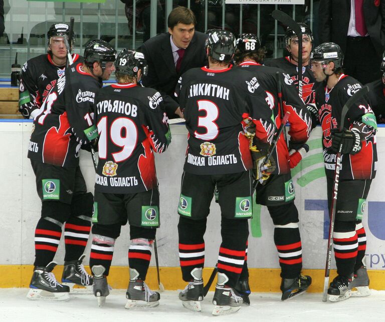 Хоккеисты Авангарда со своим тренером Игорем Никитиным (в центре), 2009 год Хоккеисты Авангарда со своим тренером Игорем Никитиным (в центре), 2009 год