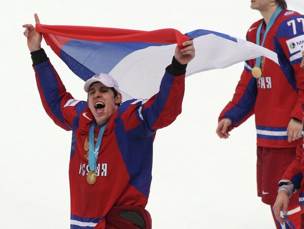 Форвард сборной России Евгений Малкин радуются победе на чемпионате мира 2012 года Форвард сборной России Евгений Малкин радуются победе на чемпионате мира 2012 года