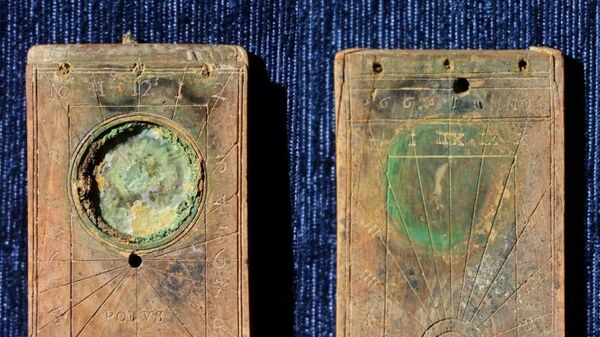 Карманные солнечные часы, изготовленные из кости в конце XVI века, обнаруженные на  при раскопках на месте строительства многоквартирного жилого дома в Калининграде