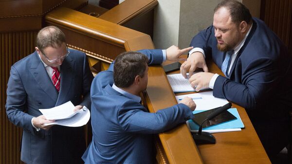 Представитель президента Украины В. Зеленского в Верховной раде Украины Руслан Стефанчук (справа) на заседании Верховной рады Украины