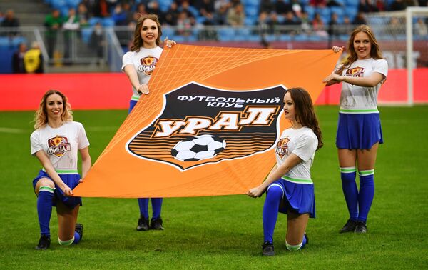 Вынос флага Урала на поле перед началом финала Кубка России Вынос флага Урала на поле перед началом финала Кубка России